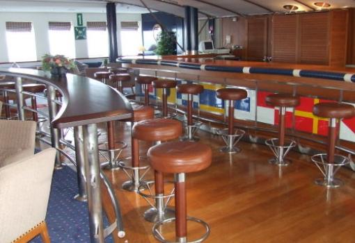 Uno de los bares del barco con su alegre decoración marina